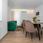 Glow House Nyaraló